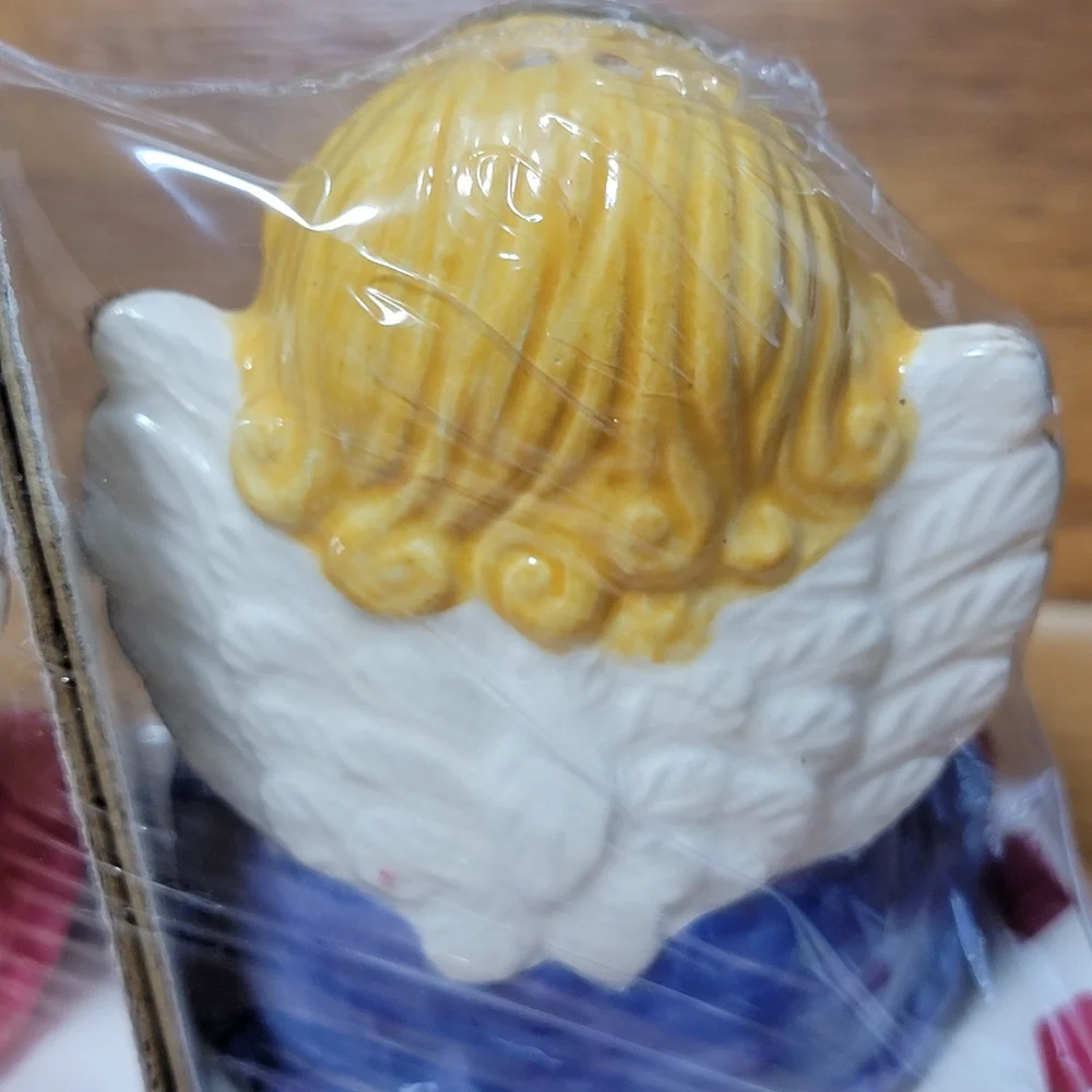 New Vintage Christmas Angels Salt and Pepper Shaker Set With Tray.